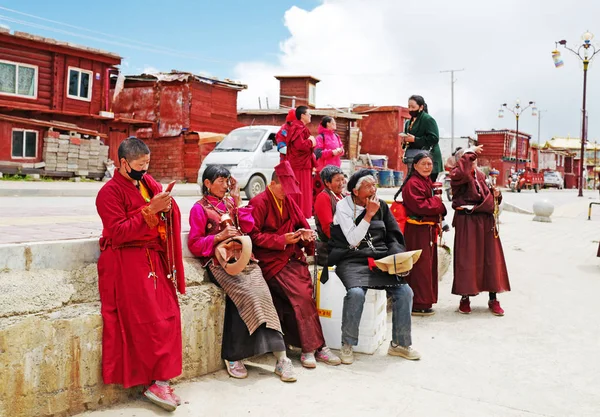 Undated Photo Local Tibetan People Visit Yarchen Gar Monastery Known — Stock Photo, Image