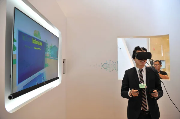 Visitante Prueba Dispositivo Portátil Realidad Virtual Durante Reunión Anual Del — Foto de Stock