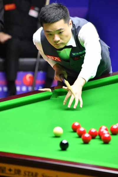 Ding Junhui China Considera Tiro Para Mark Selby Inglaterra Sua — Fotografia de Stock