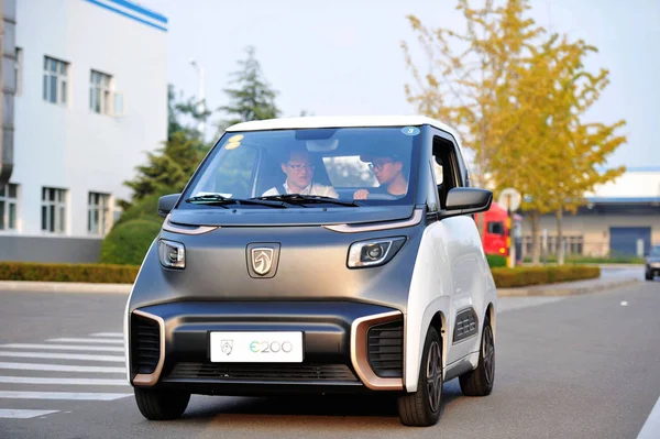 Kínai Vásárlók Próbálja Baojun E200 Elektromos Jármű Egy Automatikus Üzem — Stock Fotó