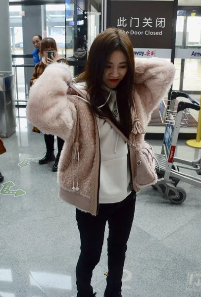2018 上海に出発する前に上海虹橋国際空港に到着した中国の歌手および女優朱景逸 — ストック写真