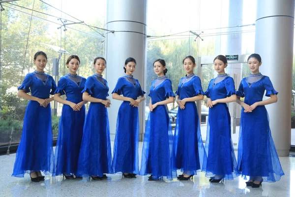 Chinese Vrijwilligers Dragen Cheongsam Qipao Poseren Voor Foto Vóór Aanstaande — Stockfoto