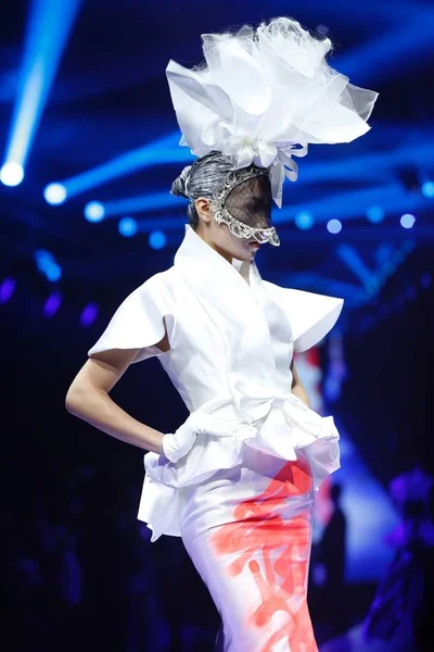 Model Displays New Creation Chuyi Sheguang Fashion Show 2018 Beijing — Stock fotografie