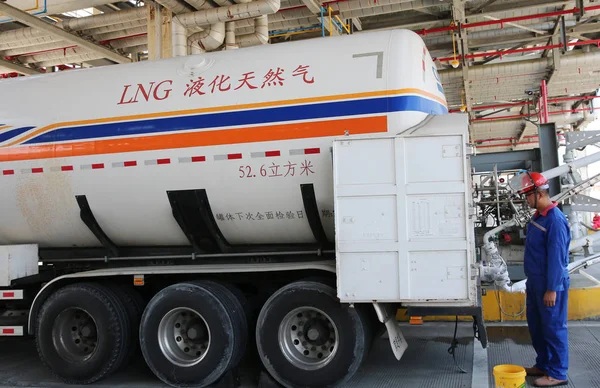 中国人労働者は Cnpc 中国国営石油公社 ペトロ チャイナ 2018 日中国東部の江蘇省如市の親会社の如 Lng ターミナルで液化天然ガス Lng — ストック写真