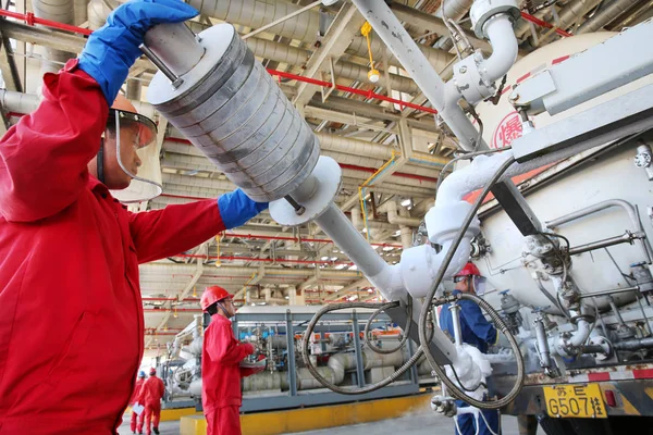 Chińskich Pracowników Załadować Cysterna Skroplonego Gazu Ziemnego Lng Terminalu Rudong — Zdjęcie stockowe