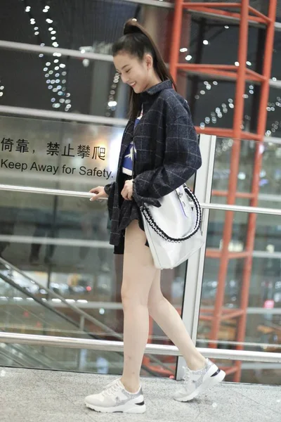 그녀가 패션에 준비로 베이징 공항에 여배우 2019 베이징 2018 — 스톡 사진