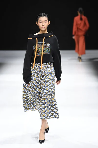 モデル ファッション何か表示 2018 北京ファッションウィーク期間中に北京 2018 に新しい創造が表示されます — ストック写真