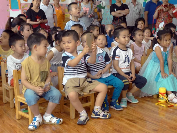 Chinese Children Watch Performances Children Day Kindergarten Beijing China June — Stock Photo, Image