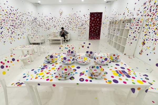 Nsanlar Şanghay Yayoi Kusama Takashi Murakami Ortak Sanat Sergisi Ziyaret — Stok fotoğraf
