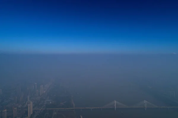 Una Vista Aérea Los Rascacielos Envueltos Por Niebla Pesada Ciudad — Foto de Stock