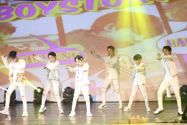 Tencent 音楽エンターテイメント Jyp エンターテイメントによる少年バンド少年ストーリー共同制作のメンバーは 台湾でのデビュー コンサートの 2018 — ストック写真