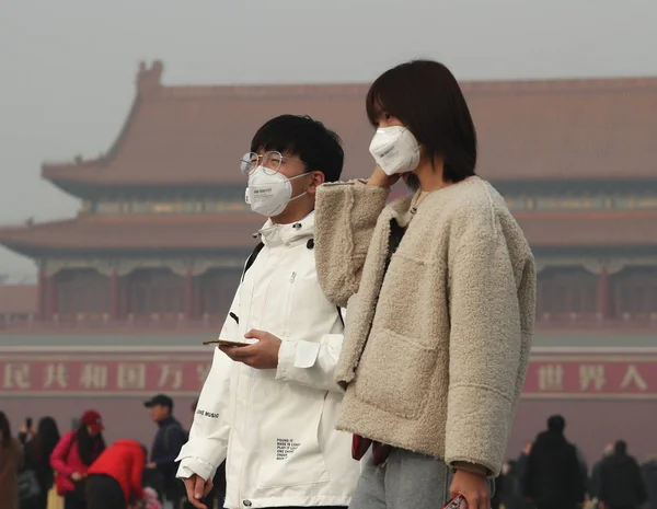 Chinese Toeristen Het Dragen Van Gezichts Maskers Tegen Luchtvervuiling Bezoek — Stockfoto