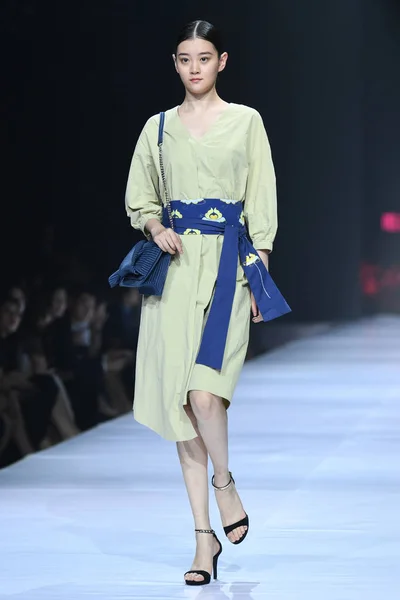 Een Model Toont Een Nieuwe Creatie Yiyi Fashion Show Tijdens — Stockfoto