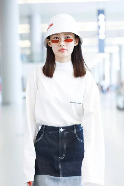 Attrice Cinese Qin Arriva All Aeroporto Internazionale Shanghai Hongqiao Prima — Foto Stock