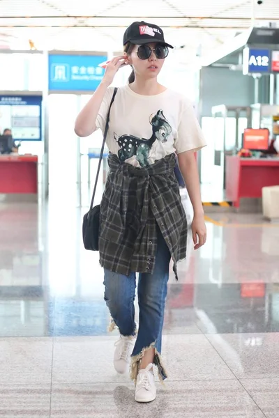 Chinese Zangeres Jane Zhang Zhang Liangying Arriveert Beijing Capital International — Stockfoto