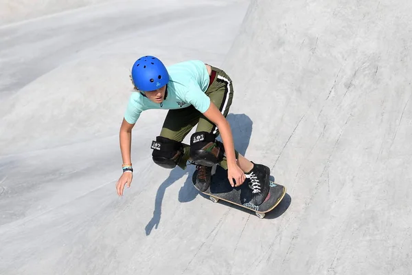 Jogador Compete Jogo Final Feminino Durante Campeonato Mundial Skate Park — Fotografia de Stock