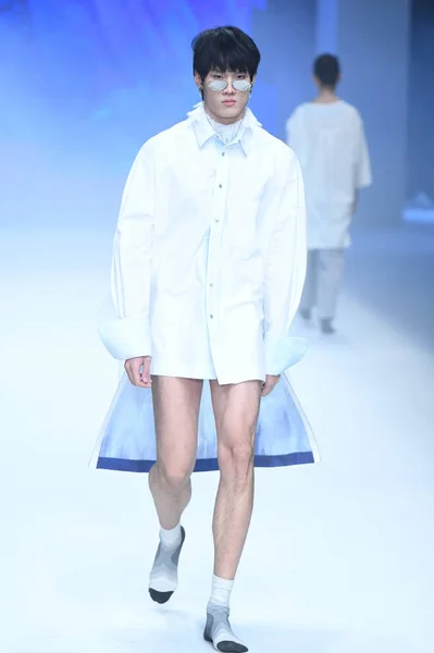 モデルは 中国の北京で2019年春夏の中国ファッションウィークの間に 東洋近代センターチェングアン王のファッションショーで新しい創造を表示します 10月 10月 2018 — ストック写真