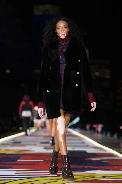 Das Kanadische Mode Model Winnie Harlow Zeigt Eine Neue Kreation — Stockfoto