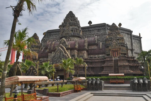 Los Turistas Visitan Una Réplica Del Complejo Templos Angkor Wat —  Fotos de Stock