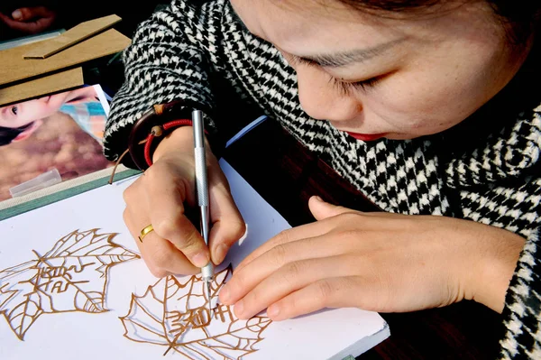 Jovem Chinesa Lei Ting Esculpe Uma Folha Uma Obra Arte — Fotografia de Stock