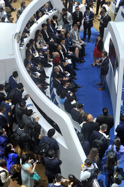 Visitantes Participam Fórum Econômico Mundial Reunião Anual Dos Novos Campeões — Fotografia de Stock