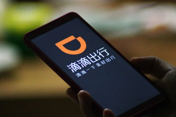 Пользователь Китайского Мобильного Телефона Использует Мобильное Приложение Службы Вызова Такси — стоковое фото