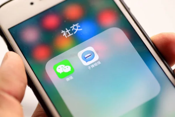 Ein Chinesischer Handynutzer Betrachtet Die Symbole Der Messaging Apps Weixin — Stockfoto