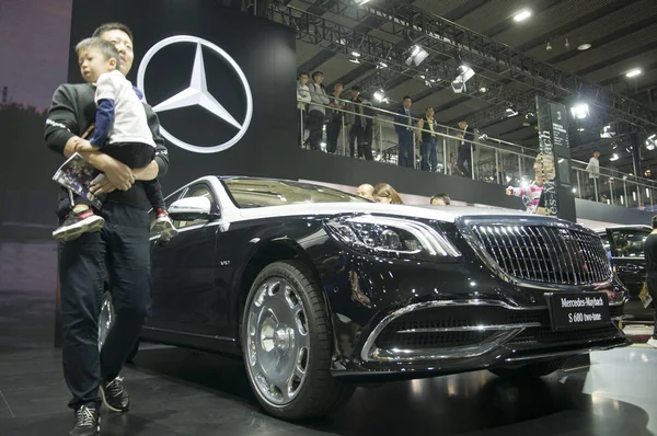 Une Mercedes Mayback 600 Bicolore Est Exposée Lors 16E Salon — Photo