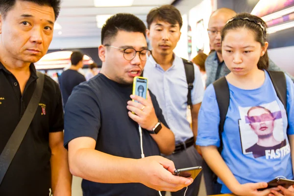 Chinesische Kunden Testen Iphone Und Iphone Max Smartphones Huaihai Road — Stockfoto