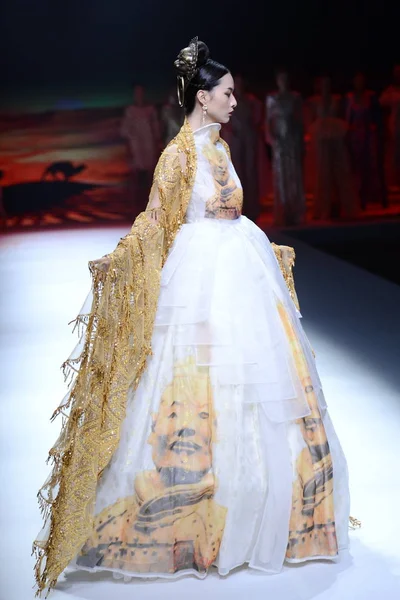 Bir Modeli Yeni Bir Yaratım Queen Xie Jiaqi Tarafından Moda — Stok fotoğraf