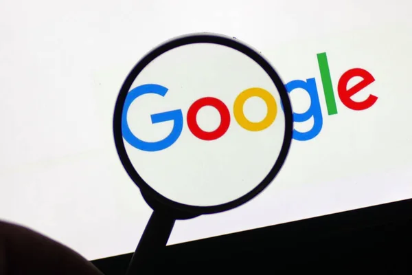 Ein Chinesischer Netzwerker Betrachtet Ein Logo Von Google Auf Seinem — Stockfoto