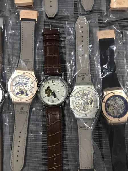 この時代遅れの写真では 成都税関によって押収された外国人女性が持ち込んだ偽造時計が 中国南西部の四川省成都市の成都Shuangliu国際空港に展示されています — ストック写真