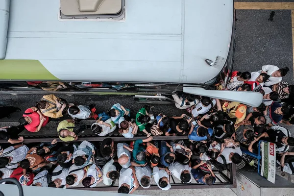 Китайские Пассажиры Стоят Очереди Посадку Автобус Автобусной Остановке Второй Половине — стоковое фото