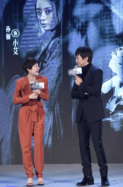 中国の女優 左と彼女の俳優の夫ケ チャオ 2018 日北京 中国の の映画を促進する記者会見に出席します — ストック写真