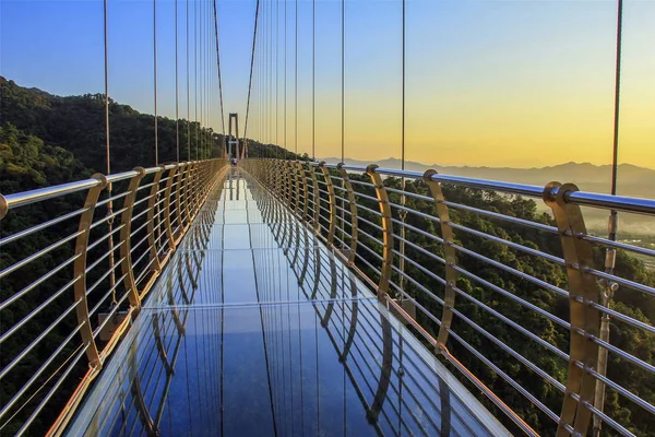 Lavoratori Spider Man Controllano Ponte Fondo Vetro Più Lungo Del — Foto Stock