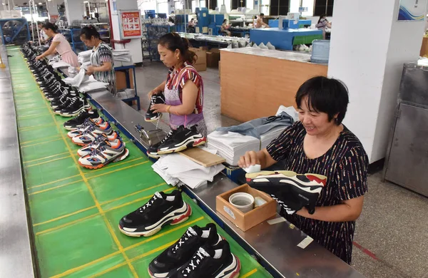 Китайські Робітники Виробництво Кросівки Експортуватися Заводі Взуттєвої Компанії Loudi Місті — стокове фото