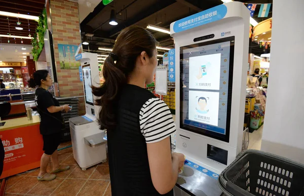 Customer Uses Alipay Facial Recognition Payment Service Alibaba Group Supermarket — Stock Photo, Image