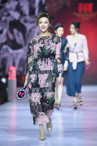 Een Model Toont Een Nieuwe Creatie Xifuhui Fashion Show Tijdens — Stockfoto