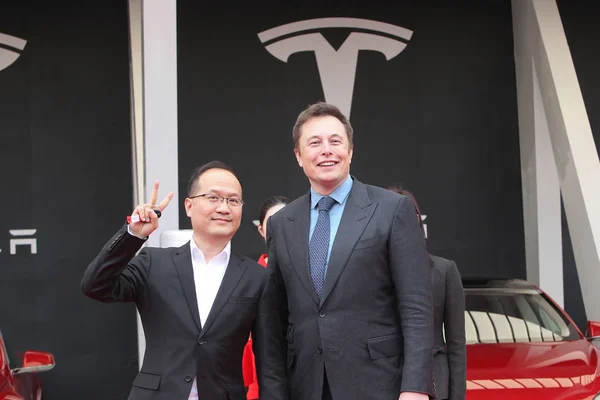 Tesla Ceo Elon Musk Rechts Afgebeeld Tijdens Een Ceremonie Van — Stockfoto