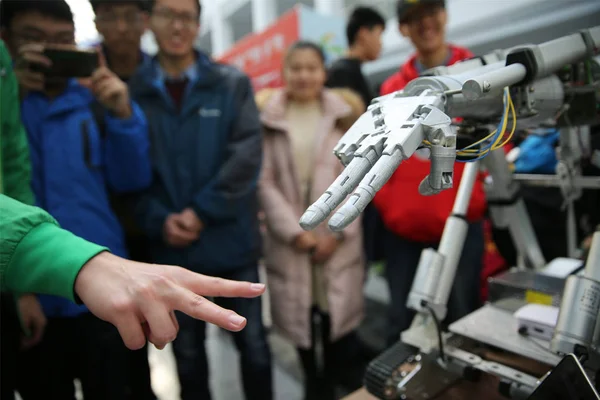 Students University Present Bionic Robotic Arm First China College Students — Stock Photo, Image