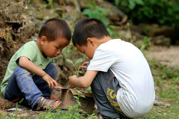 Niños Abandonados Juegan Aldea Tianxin Ciudad Yutian Condado Suichuan Ciudad —  Fotos de Stock