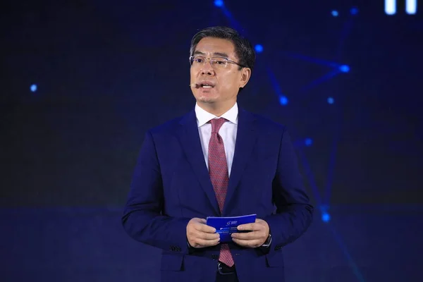 Yan Lida Director President Huawei Enterprise Business Group Introduces Ascend — 图库照片