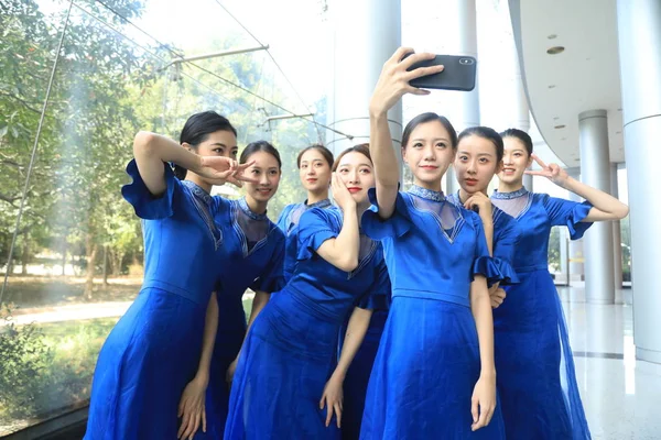 Voluntários Chineses Vestindo Cheongsam Qipao Posam Para Selfies Antes Próxima — Fotografia de Stock