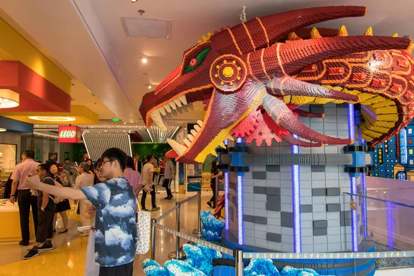 Клиенты Посещают Второй Lego Flagship Store Шанхае Shimao Festival City — стоковое фото