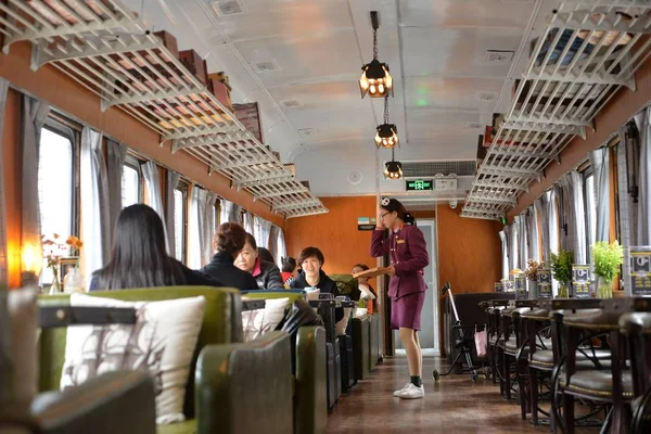 Uma Garçonete Vestida Como Atendente Trem Atende Clientes Restaurante Construído — Fotografia de Stock