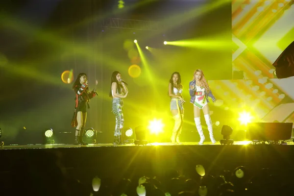 Участники Южнокорейской Женской Группы Mamamoo Выступают Концерте Время Концертного Тура — стоковое фото