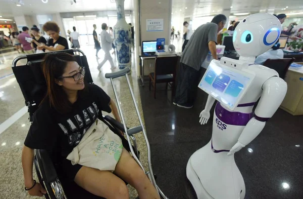 Čínský Pacient Reaguje Recepční Robota Jménem Xiaoyi Nemocnici Hangzhou Východní — Stock fotografie