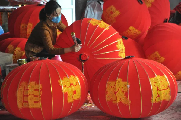 Des Travailleurs Chinois Fabriquent Des Lanternes Rouges Pour Prochaine Fête — Photo