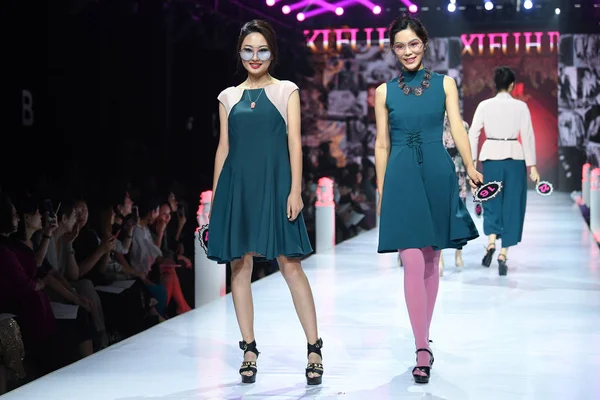 Modellek Kijelző Alkotások Xifuhui Divat Show Során 2018 Ban Beijing — Stock Fotó