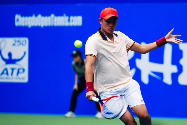 中国の呉 Yibing ショット カナダのフェリックスにオーガー Aliassime 男子シングルスの彼らの最初のラウンドの試合で中に返します成都市 中国南西部の四川省 2018 2018 Atp — ストック写真